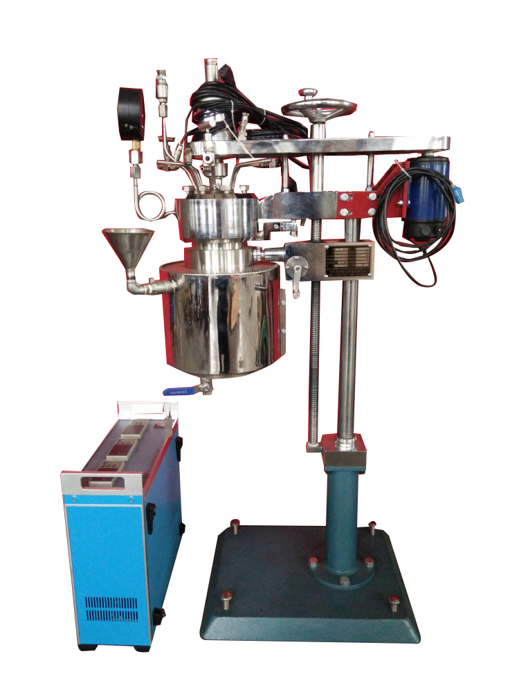 KCFD低壓系列--快開卡環(huán)結(jié)構(gòu)-釜體下落、電加熱管加熱、翻轉(zhuǎn)出料側(cè)面照片