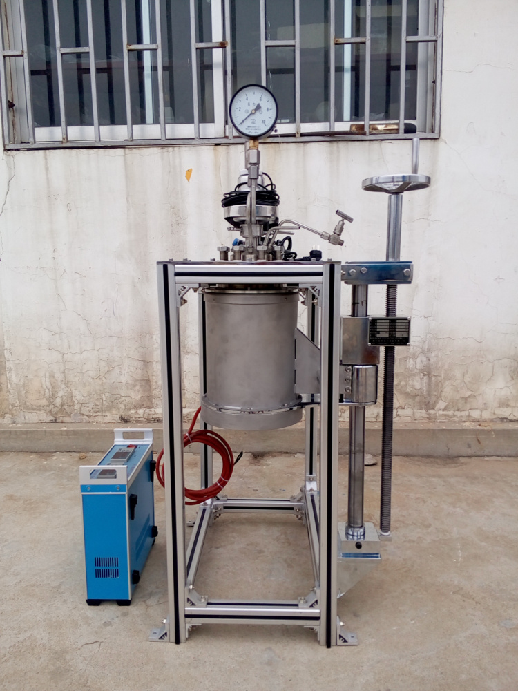 KCFD系列--加熱爐和釜體可下落、旋轉一邊1