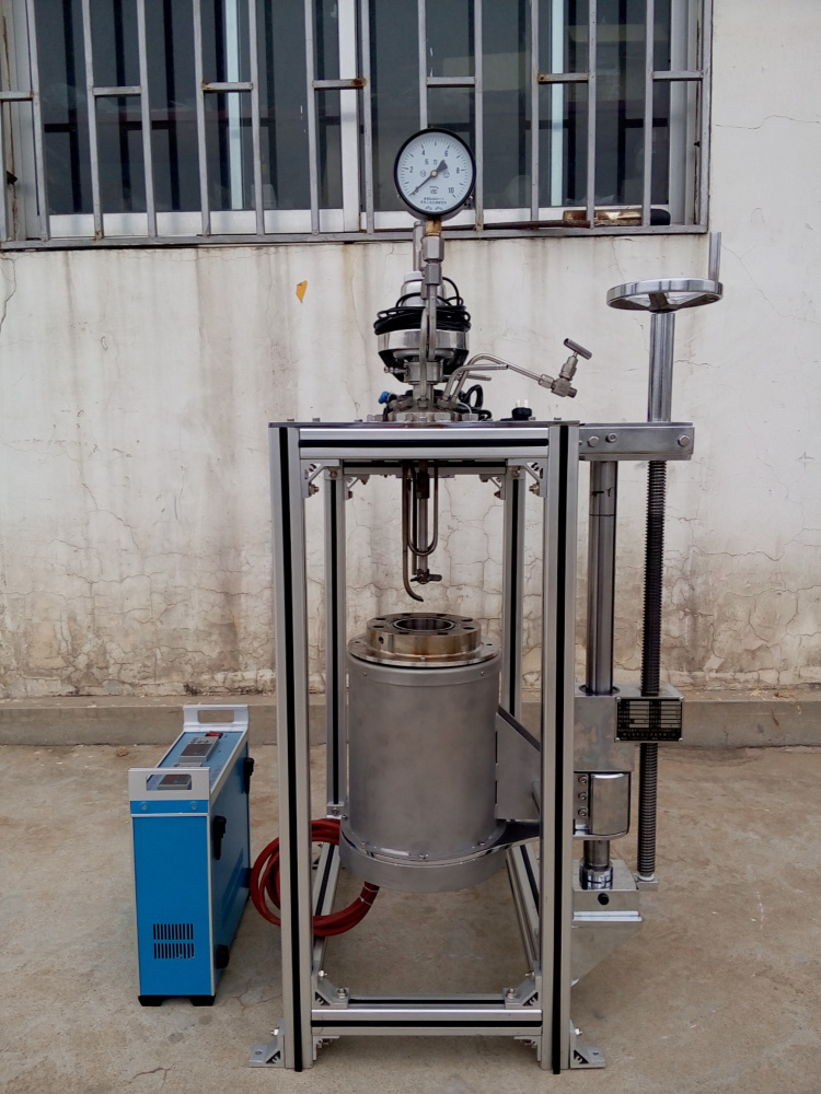 KCFD系列--加熱爐和釜體可下落、旋轉一邊2